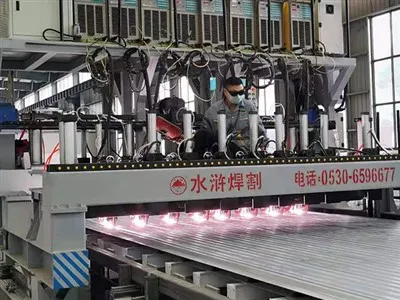 Automatyczna maszyna do spawania płyt dolnych aluminiowych w chłodniach samochodowych